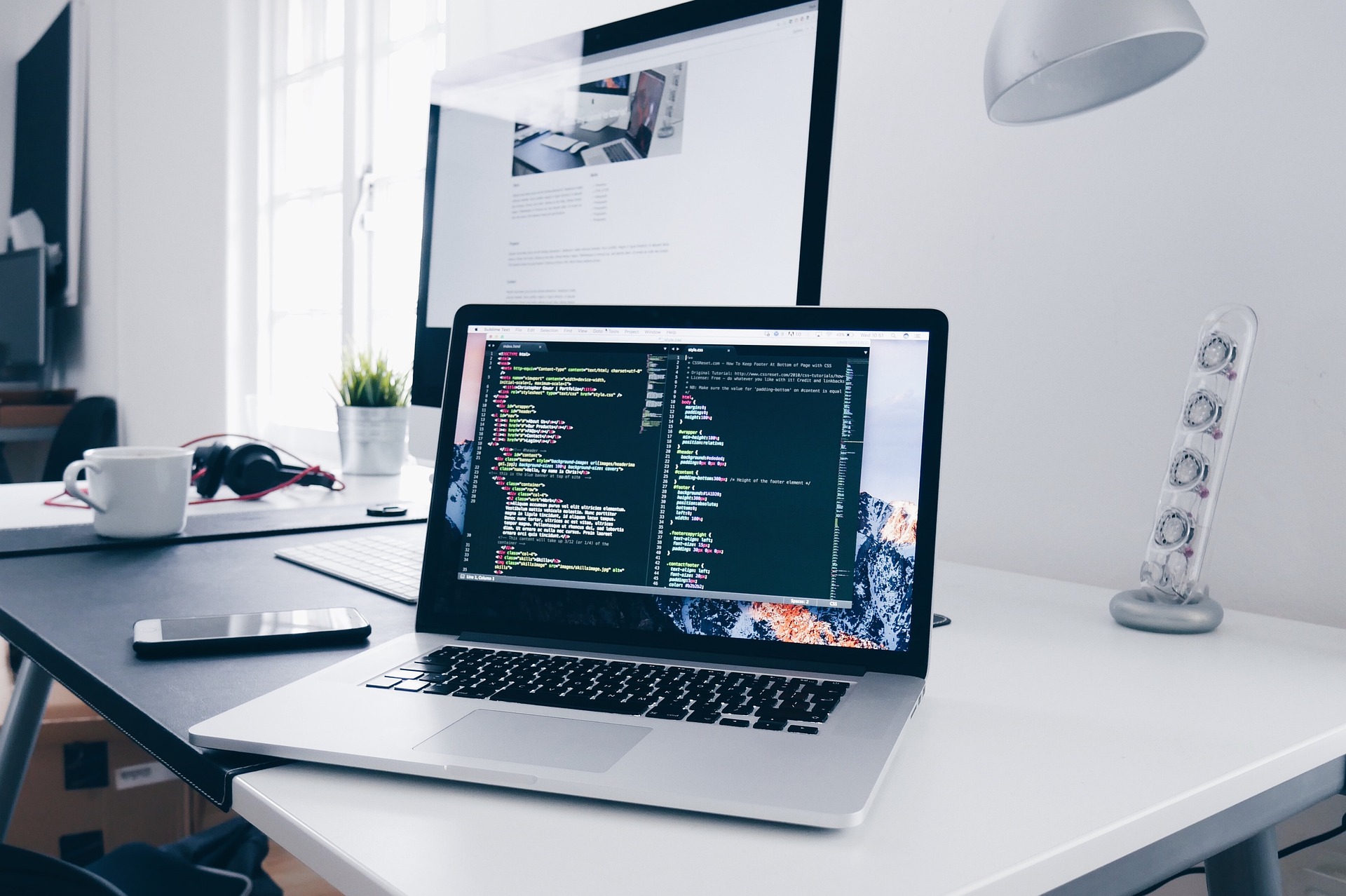 受託ソフトウェア開発 - HTML/CSS コーディング画面
